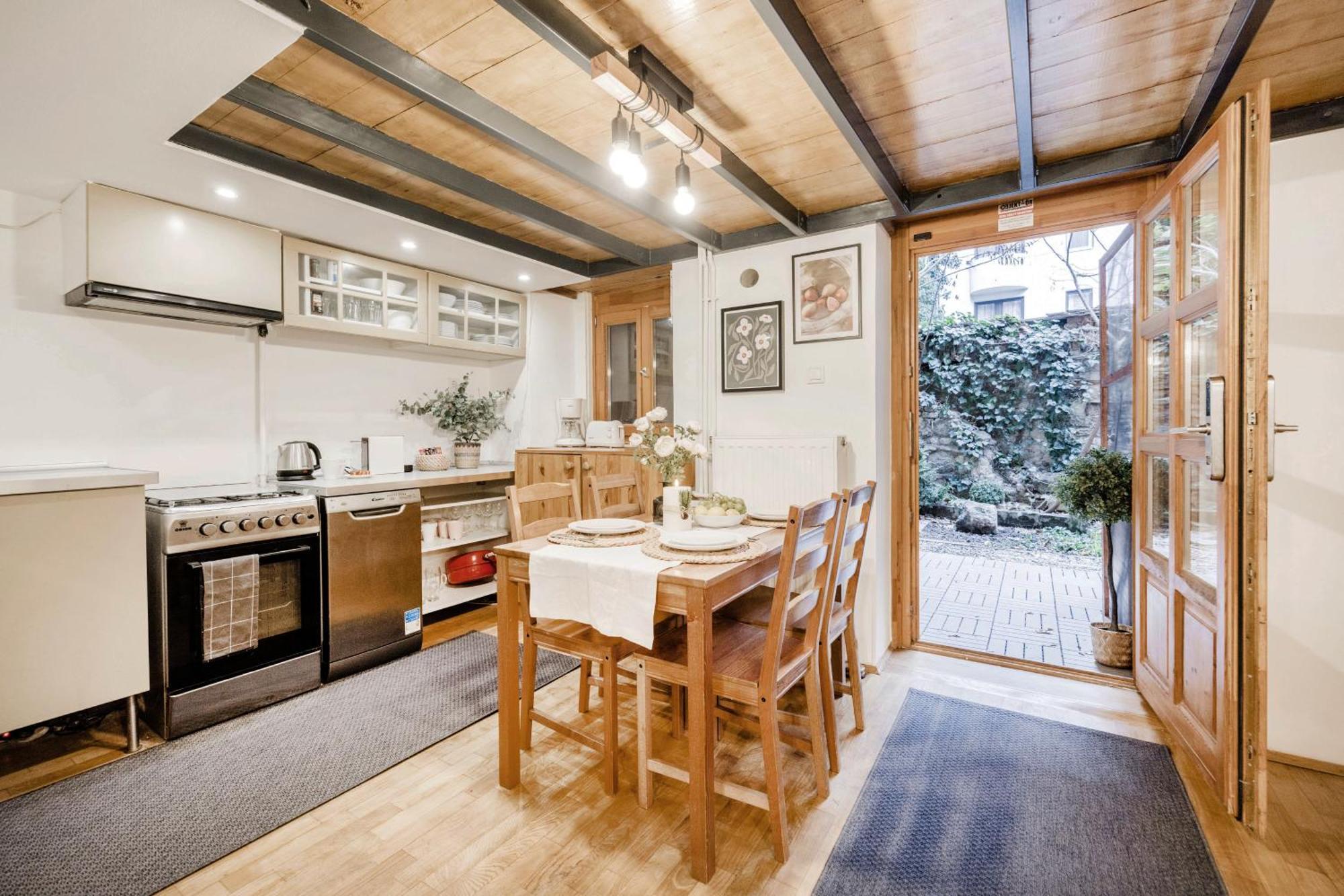 Apartment Wellness Wonderland: Garden, Sauna, Jacuzzi In Cbd