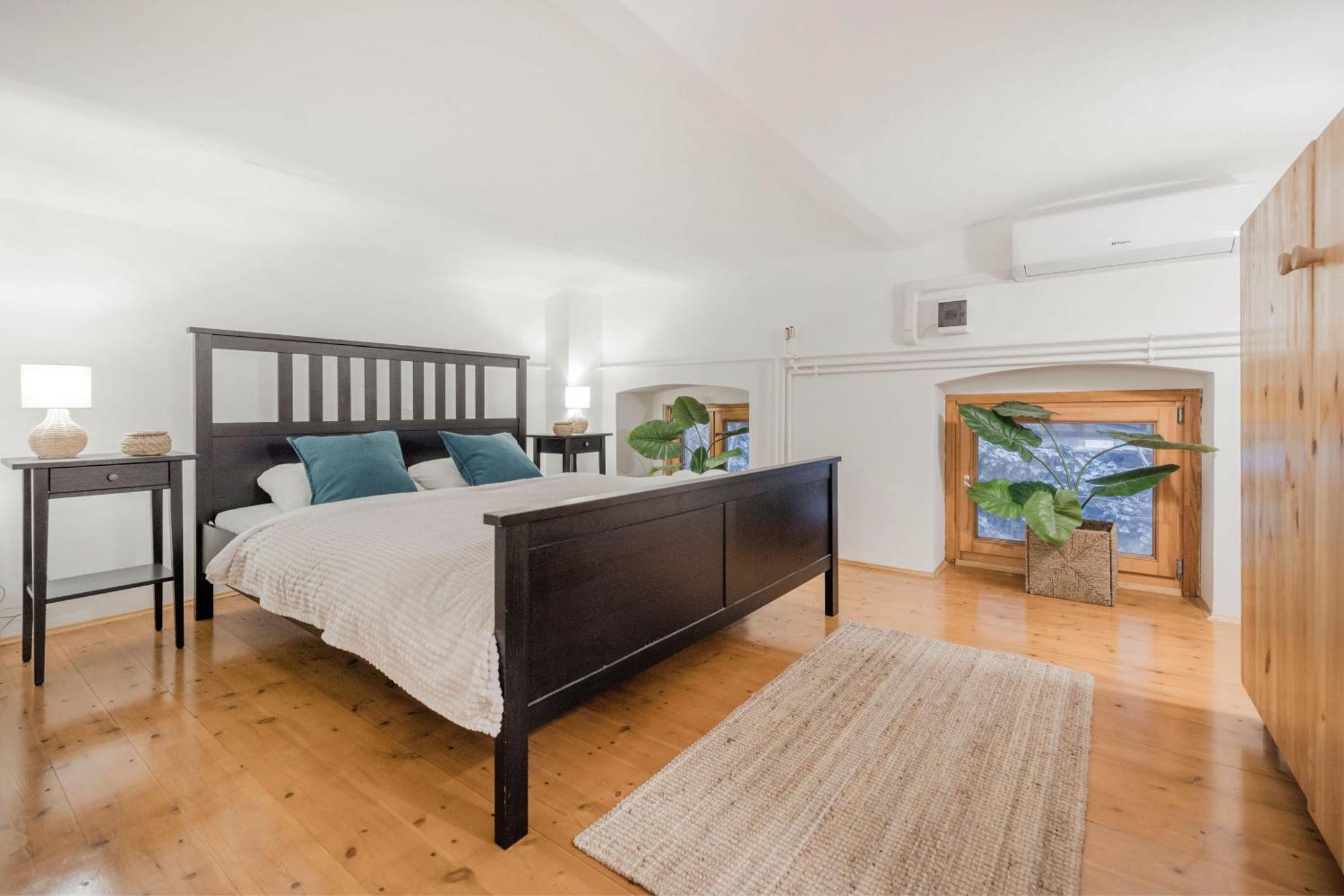 Wellness Wonderland: Garden, Sauna, Jacuzzi In Cbd Apartment