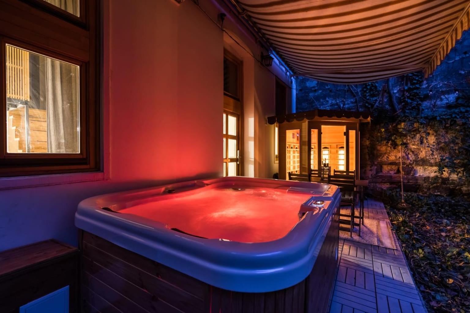Wellness Wonderland: Garden, Sauna, Jacuzzi In Cbd Lejlighed Budapest