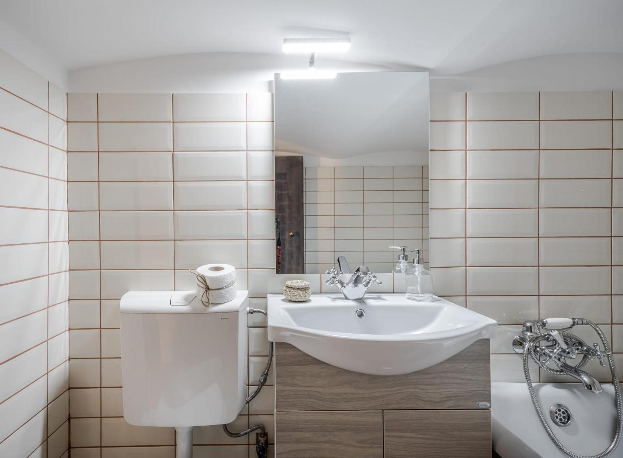 Wellness Wonderland: Garden, Sauna, Jacuzzi In Cbd Apartment