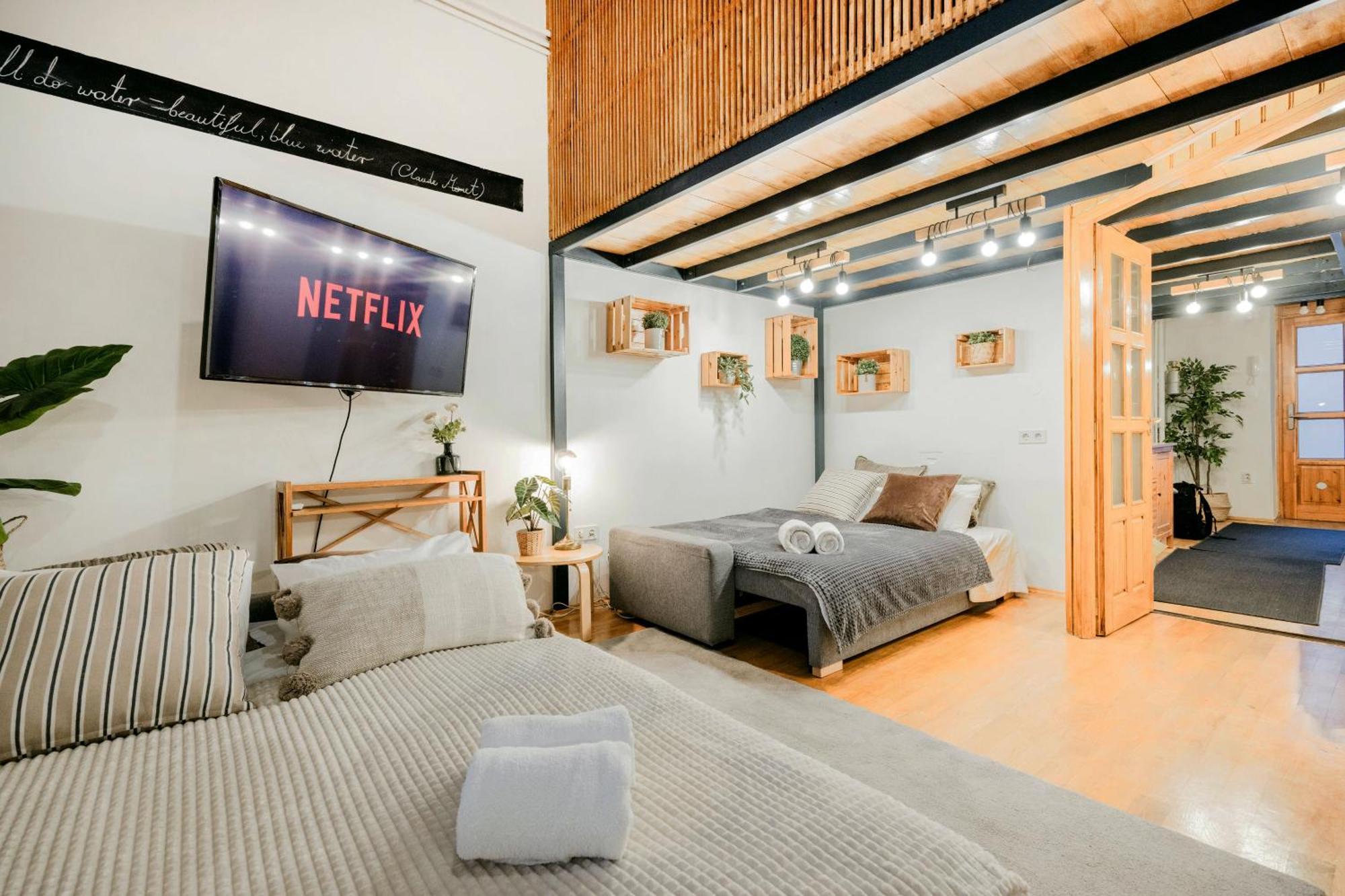 Wellness Wonderland: Garden, Sauna, Jacuzzi In Cbd Apartment